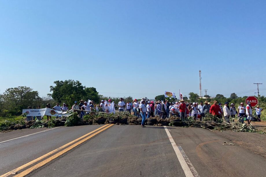 BR-163 na saída de Campo Grande para SP é bloqueada por sem-terra