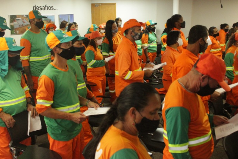 Coral dos garis abre a campanha Natal Solidário