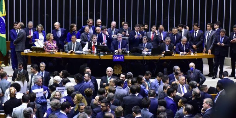 Câmara dos Deputados aprova projeto de taxação de super-ricos e offshores