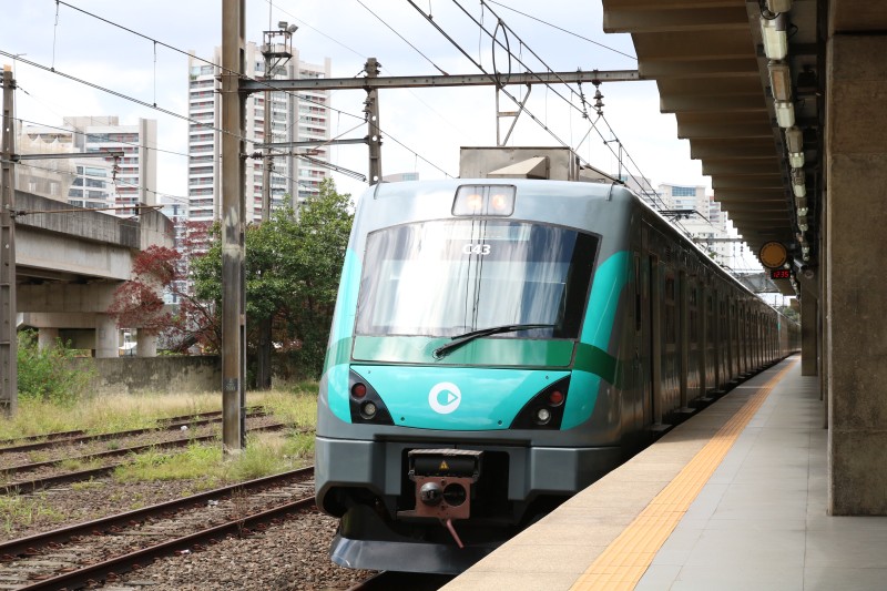 Em SP, trem descarrilha e interrompe parte da linha 8-Diamante