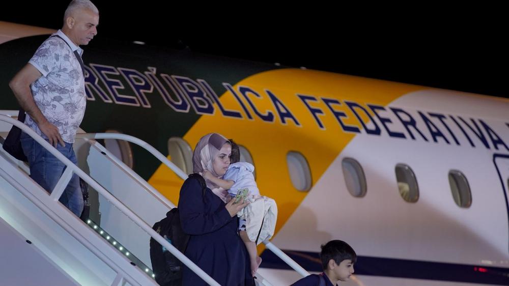Brasileiros repatriados de Gaza desembarcam no Brasil, são recebidos por Lula que fala em “terrorismo” de Israel
