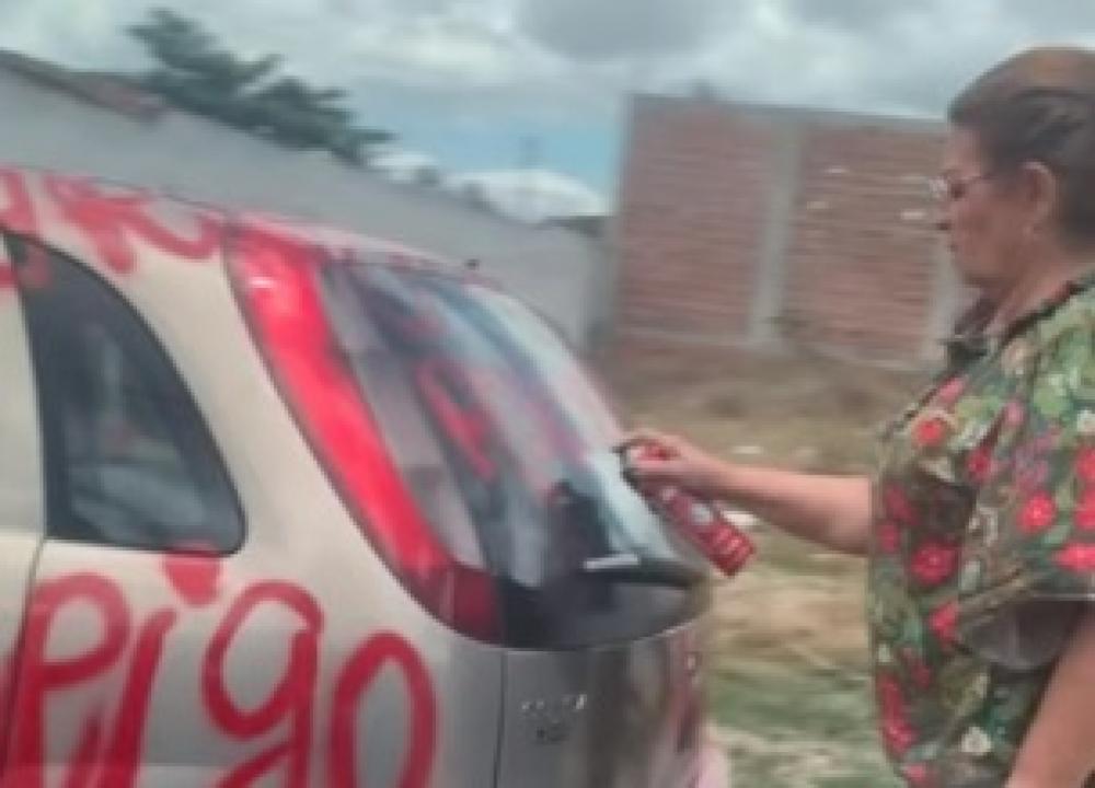 Flagrante: primeira-dama de cidade de Pernambuco é surpreendida pichando carro