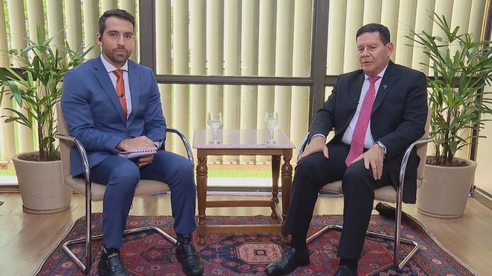 Mourão diz que Bolsonaro deveria passar faixa presidencial e provocar Lula