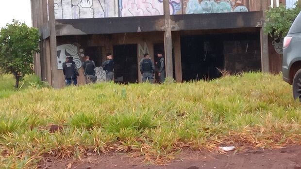 Criminosos sequestram empresário e o deixam amarrado, encapuzado e em estado de choque