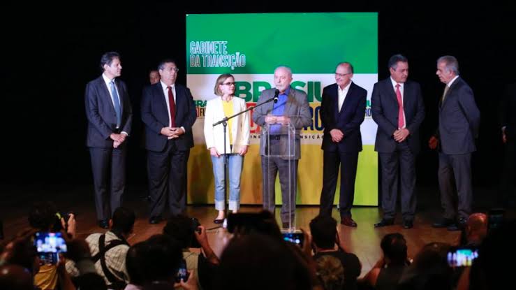 Lula anuncia primeiros ministros para equipe ministerial
