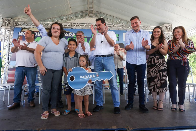 Governador entrega casas custeadas pelo Estado a 34 famílias de Rio Azul