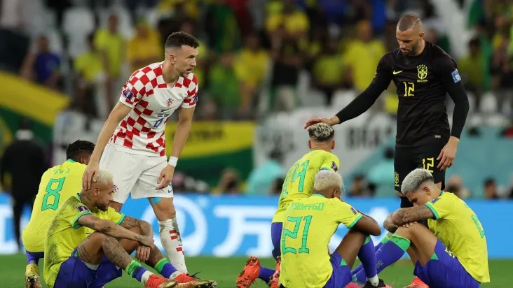 Brasil perde nos pênaltis e está fora da Copa do Mundo