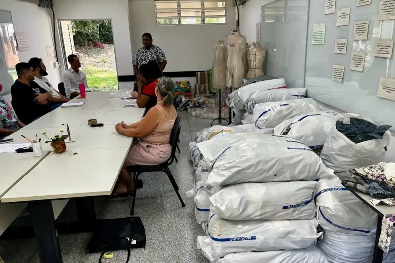 UEL recebe doação de 2 mil peças de roupas e repassa à cooperativa de catadores