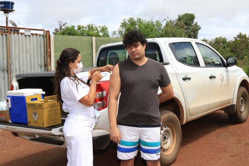Mais de 600 doses de imunizantes são aplicadas neste sábado