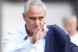 Tite fica emocionado na chegada da Seleção Brasileira no RJ