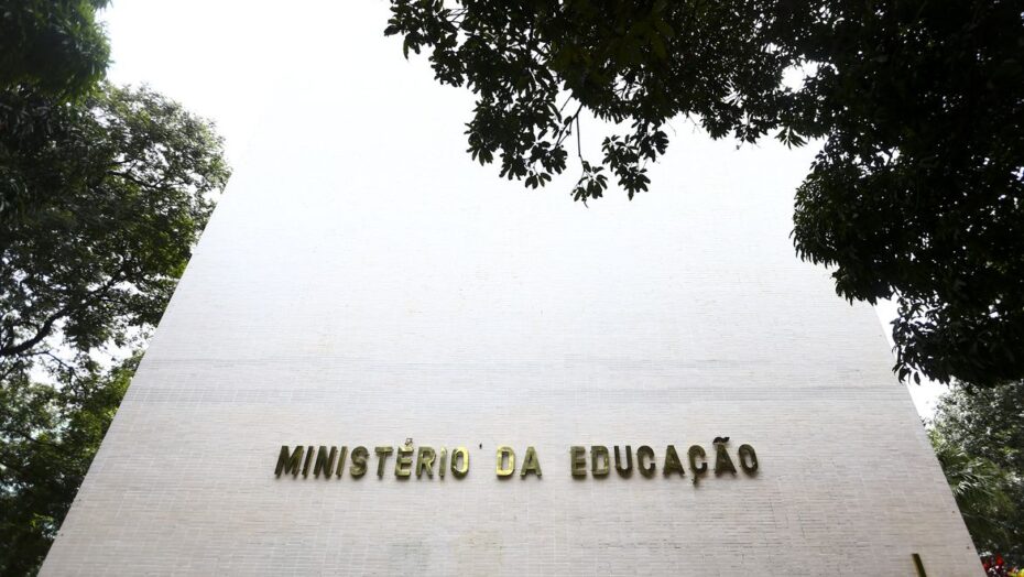 Mil obras na educação básica que somam R$ 1,5 bi estão paralisadas pelo governo
