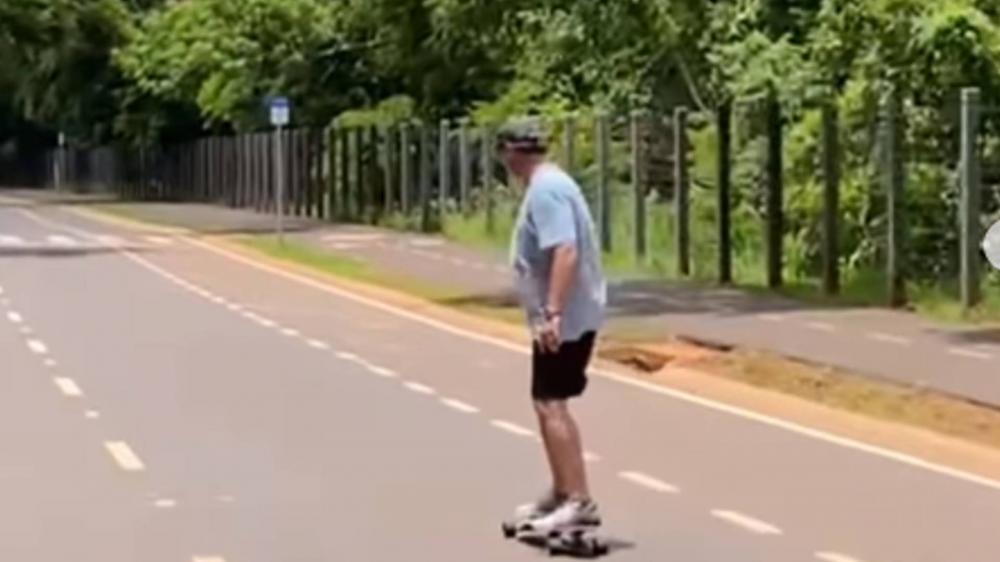 De férias, Riedel anda de skate no Parque dos Poderes
