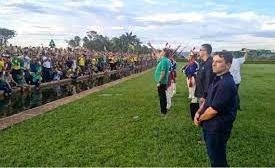 Bolsonaro acompanha troca de bandeira e fica emocionado no Alvorada