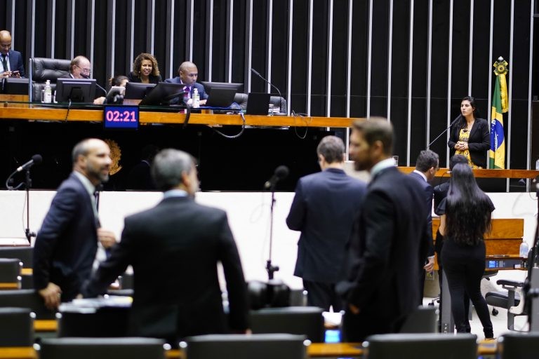 Câmara dos Deputados faz sessão nesta segunda para analisar projetos em pauta