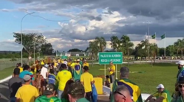 Manifestantes se concentram no Alvorada antes da diplomação de Lula