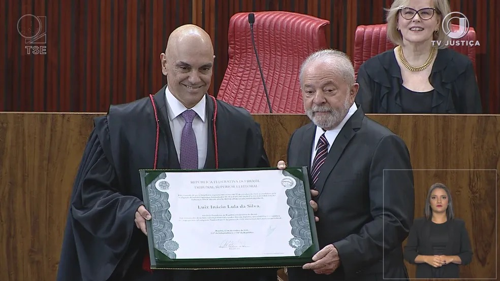 Alexandre de Moraes entrega diploma a Lula e faz discurso de ódio