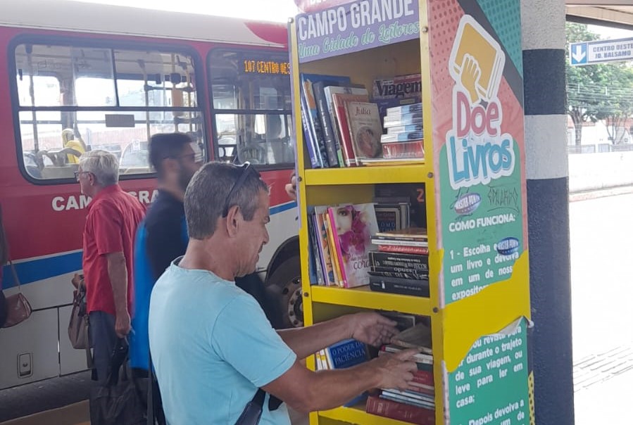 Projeto Estantes nos Terminais é sucesso entre os usuários do transporte coletivo