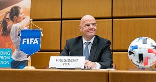 Presidente da Fifa defende ‘derrota automática’ do time em casos de racismo
