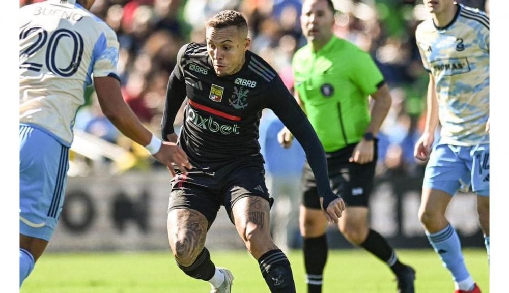 Futebol: volante do Flamengo troca tapas com outro jogador durante partida