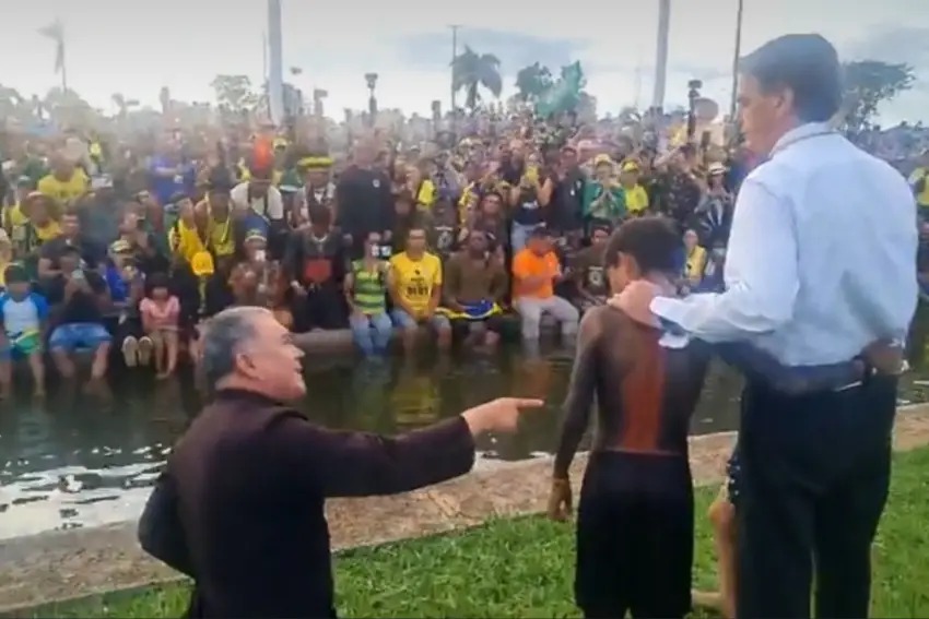 Bolsonaro acena para apoiadores e abraça crianças no Alvorada