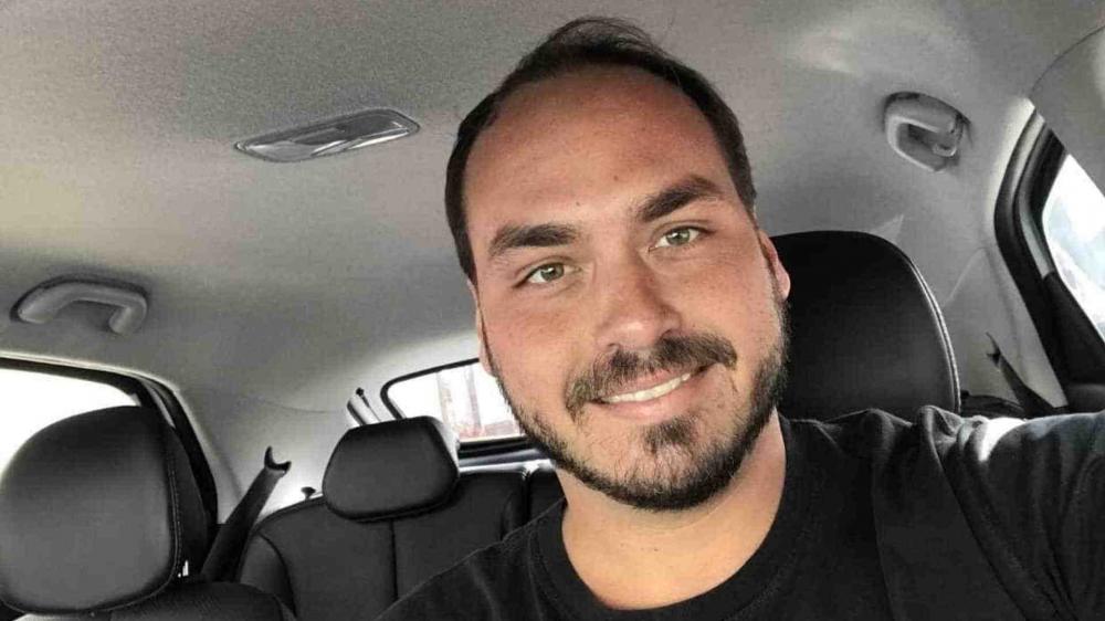 Carlos Bolsonaro é alvo de operação contra ‘Abin Paralela’ da PF