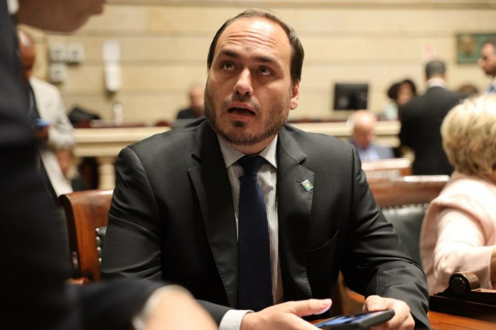 PF: Assessora de Carlos Bolsonaro também é alvo de operação