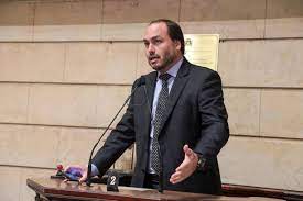 PF apreende computadores e celular de Carlos Bolsonaro