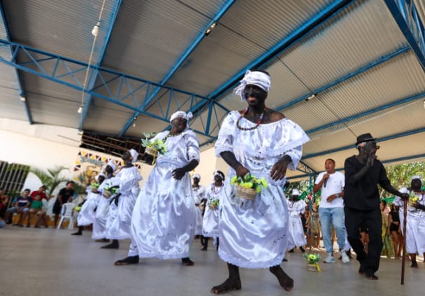 Aplicação das leis de cultura afro-brasileira nas creches e escolas do país: possível abertura de oportunidade para o proselitismo ideológico e religioso, a desconversão, nova conversão e futura mobilidade religiosa 