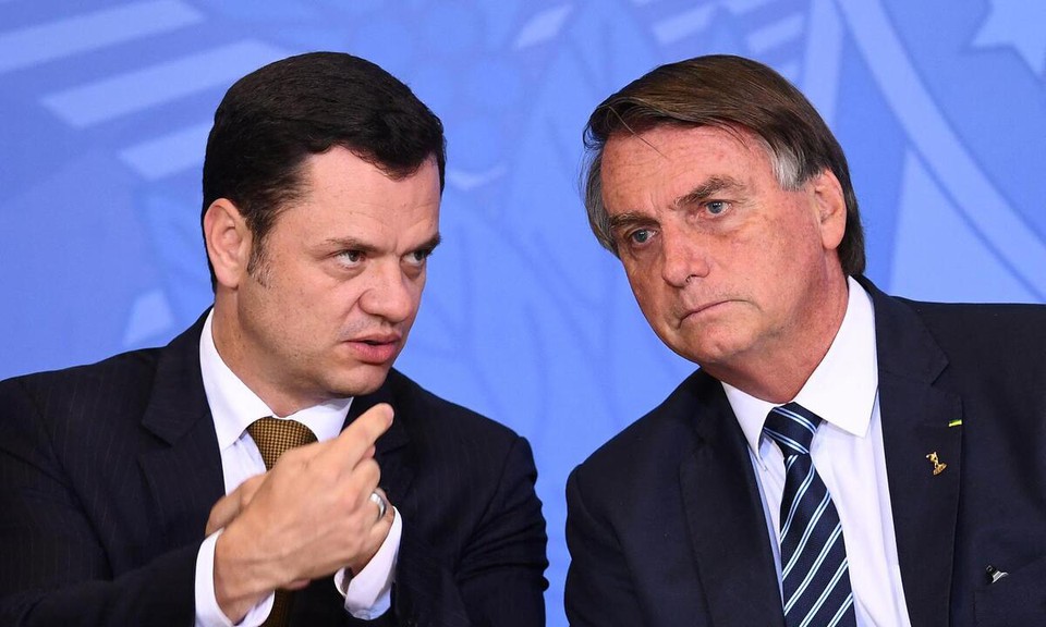 Bolsonaro, ex-ministros e aliados são alvos de megaoperação da PF