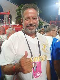 Arthur Lira marca presença no Carnaval e desfila pela Beija-Flor