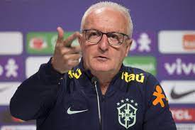 Dorival analisa jogadores em viagem à Europa para convocação da Seleção Brasileira