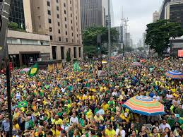 Multidão invade a Paulista pela defesa da democracia