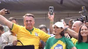 Bolsonaro chega aclamado na Paulista pela multidão