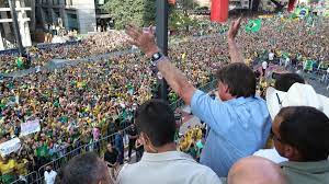 Manifestantes tomam vários quarteirões da Paulista neste domingo