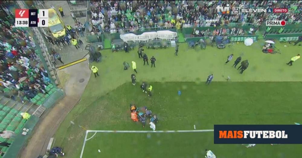 Vídeo: Árbitra colide com câmera e fica ferida durante a partida