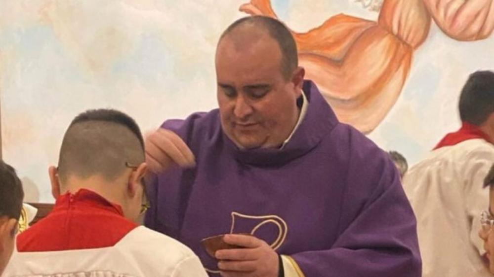 Após fazer críticas à máfia, padre recebe cálice com veneno em missa