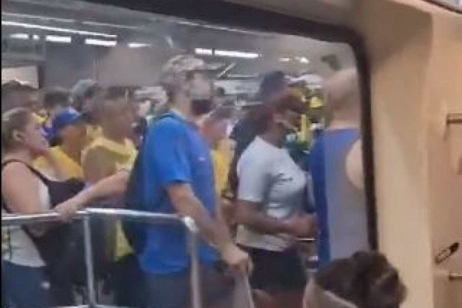 Torcida do Corinthians pratica fascismo contra manifestantes bolsonaristas no metrô de SP