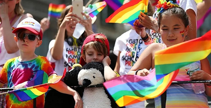 Deputados aprovam participação de crianças na Parada Gay em MS