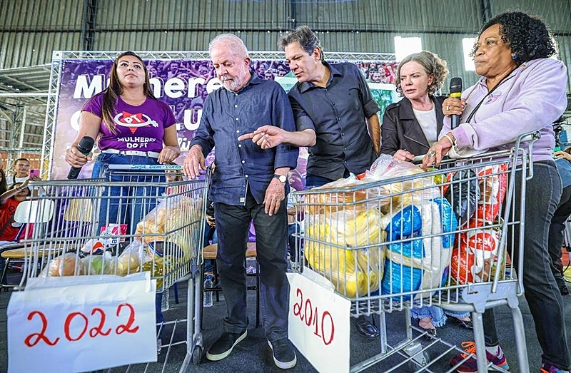 Lula assina decreto que muda composição da cesta básica