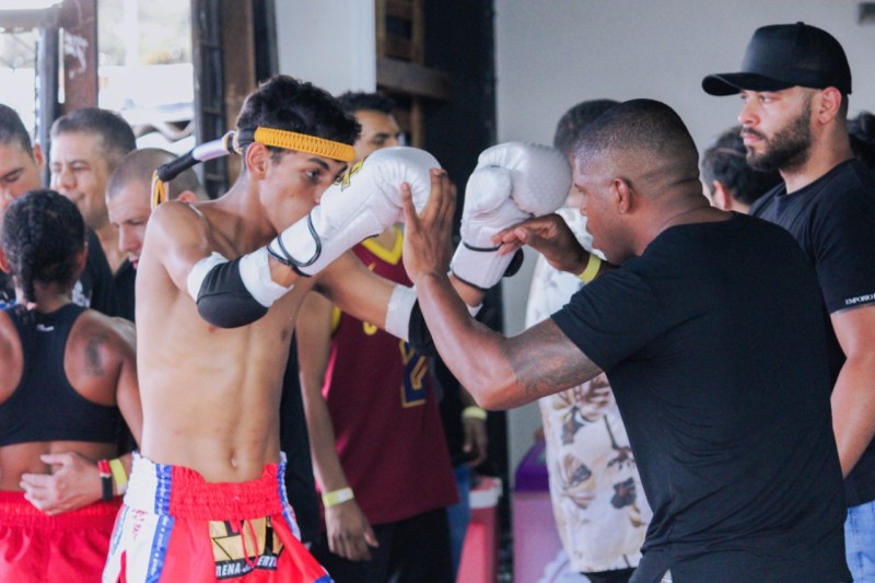 Centro de Juventude celebra graduação de alunos em muay thai, na Estrutural