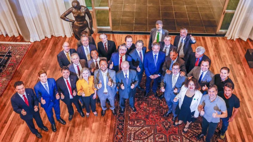 Lula realiza happy hour regado com frios, salgadinhos e uísque