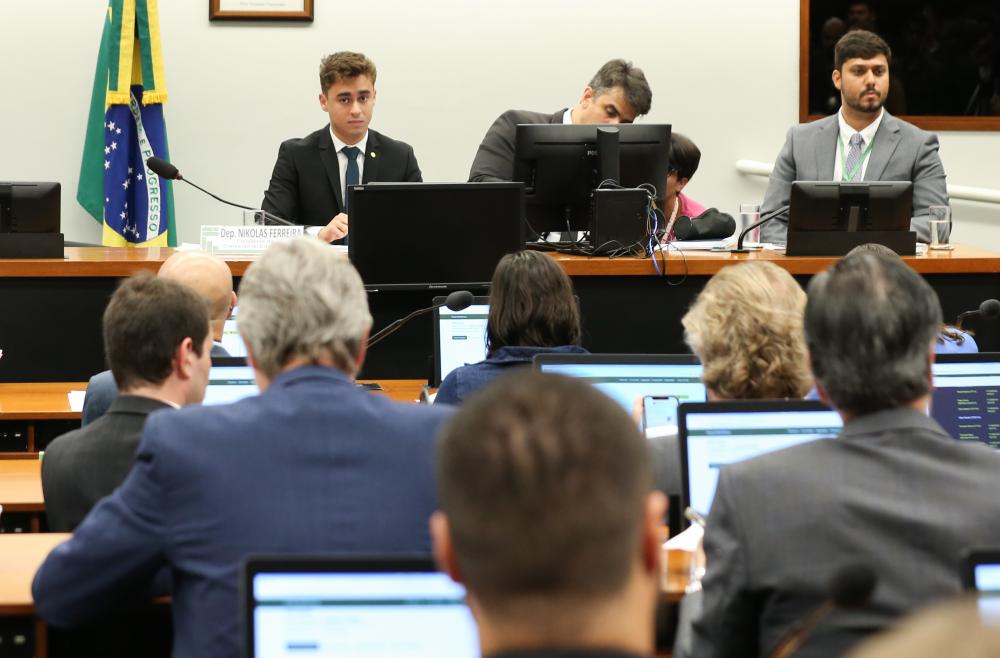 Confronto marcante: deputada do PT critica fortemente evangélicos durante encontro com Nikolas