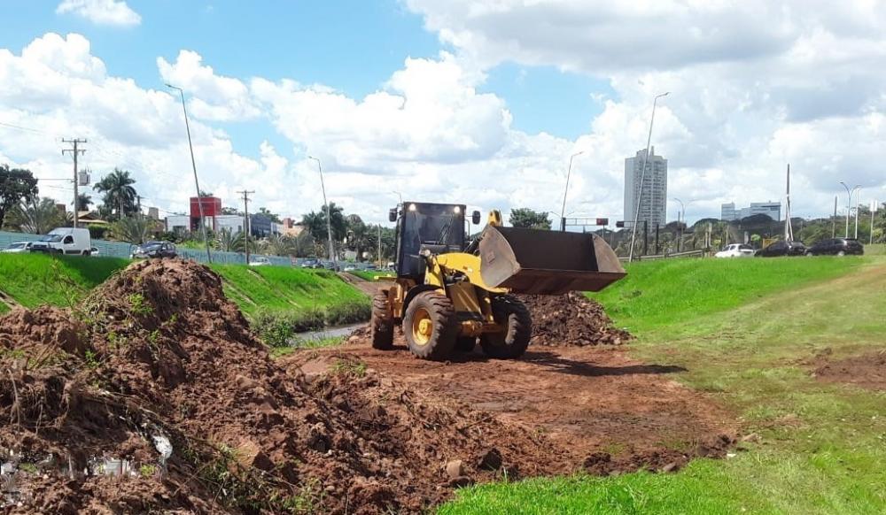 Prefeitura realiza a limpeza do córrego Prosa como medida preventiva para evitar alagamentos na Via Park