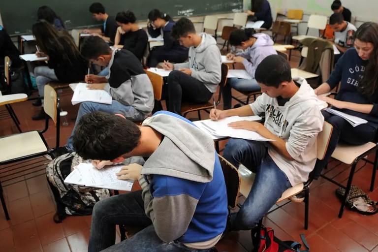 Estudantes do ensino médio podem verificar se foram contemplados pelo Pé-de-Meia a partir de hoje