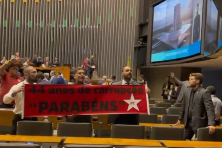 Bolsonaristas protestam no aniversário do PT e são retirados da sessão