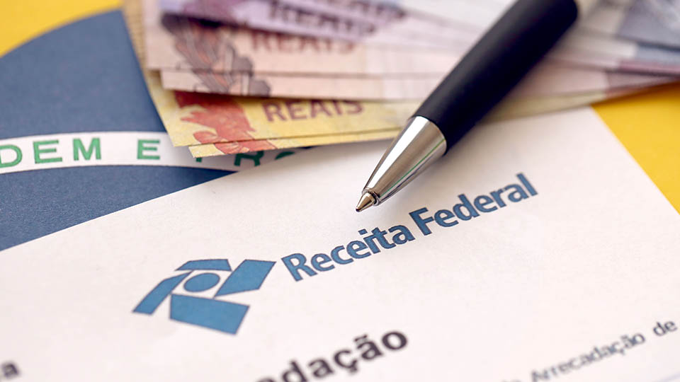 Arrecadação federal atinge a marca de R$ 186,5 bilhões, representando o maior valor registrado em fevereiro desde 1995