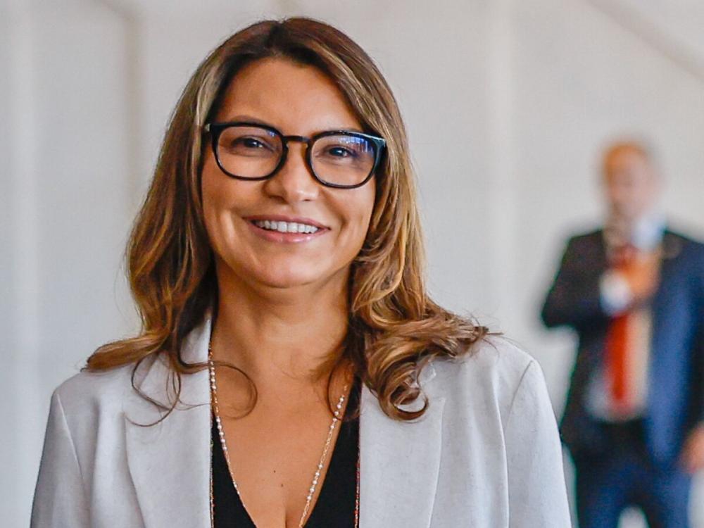 Janja convida a bancada feminina para um happy hour, seguindo o exemplo de Lula