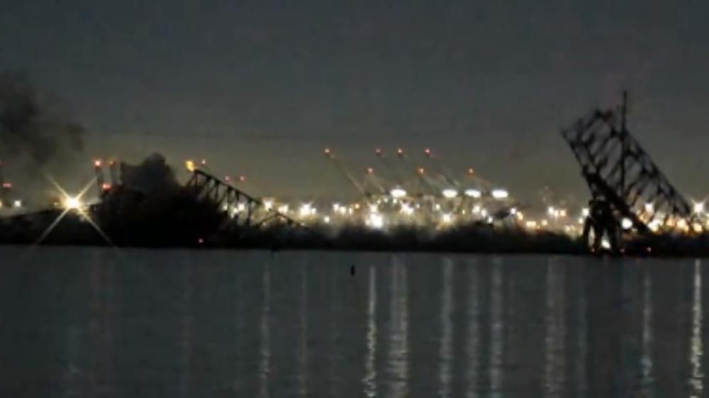 EUA: Navio atinge ponte que desmorona e veículos caem na água