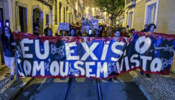 Brasileiros se unem em um protesto, indignados contra a agência de imigração de Portugal