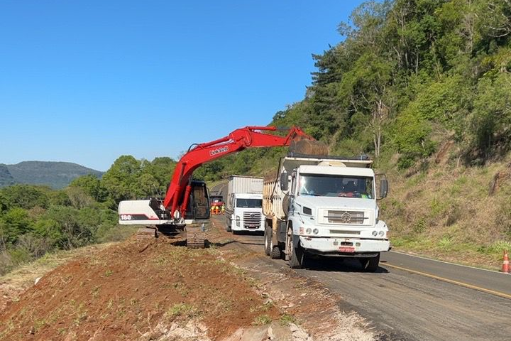 Sem interdição, DER-PR segue com as obras de recuperação da PR-170, em Bituruna